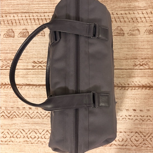 Béis The Convertible Weekender 
in Navy - Picture 11 of 16